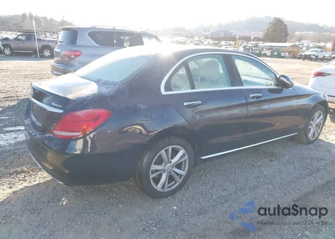 2015 Mercedes-Benz C 300 4Matic z USA, uszkodzony, nr VIN 55SWF4KB5FU031249